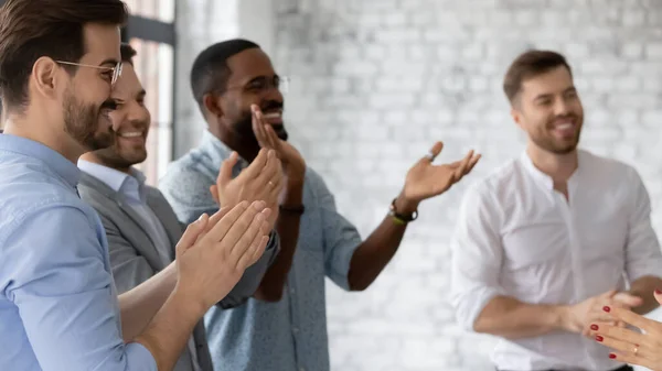 Diversos funcionários entusiasmados aplaudindo, celebrando a realização de negócios, sucesso — Fotografia de Stock