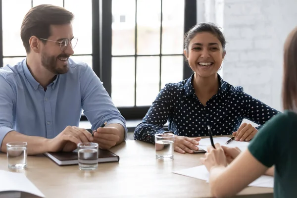 Felice diversi uomini d'affari ridendo di riunione aziendale in sala riunioni — Foto Stock