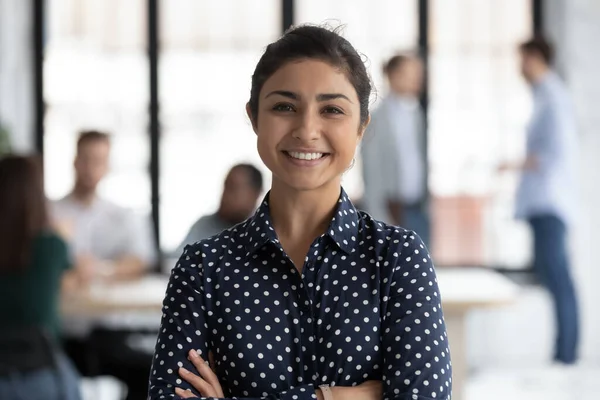 Kopfschuss-Porträt lächelt selbstbewusste indische Geschäftsfrau im Amt — Stockfoto