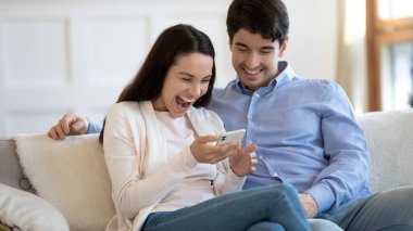 Duygusal genç melez kız iyi haberler için heyecanlanıyor..