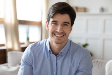 Kanepede oturan yakışıklı bir gencin profil fotoğrafı..