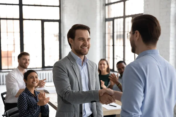 Fermer leader remerciant employé réussi pour le bon travail, poignée de main — Photo