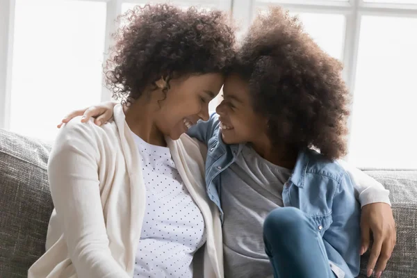 Feliz biracial mãe e pequena filha ter terno momento juntos — Fotografia de Stock