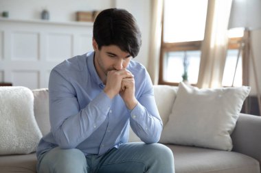 Düşünceli genç adam kişisel psikolojik sorunlar yüzünden stresli..