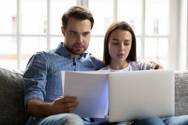 Seriösa unga gifta par som gör räkningar betalningar på nätet. — Stockfoto