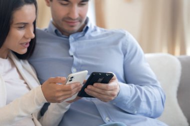 Mobil uygulamalar kullanarak mutlu ve genç bir çifti kapatın..