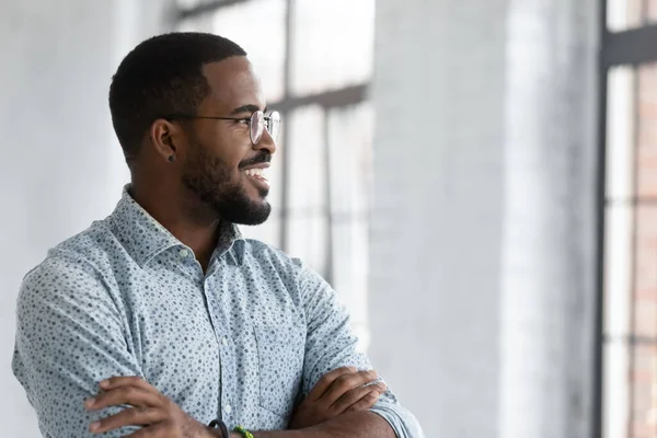 Närbild överlycklig drömsk afroamerikansk affärsman tittar på fönstret — Stockfoto