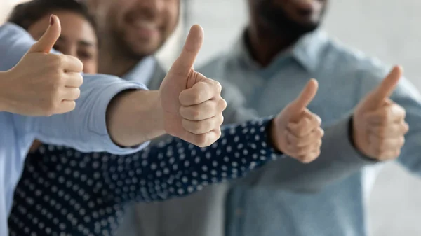 Nahaufnahme diverser Mitarbeiter, die Daumen nach oben zeigen — Stockfoto