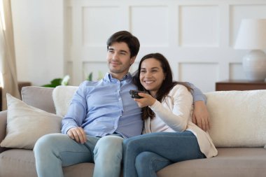 Genç çift komik film ya da TV dizisi izlemekten hoşlanıyor.