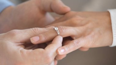 Sevgili milenyum çifti evlenmeye karar verdi..