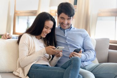 Teknolojiye bağımlı gülümseyen genç adam ve kadın.