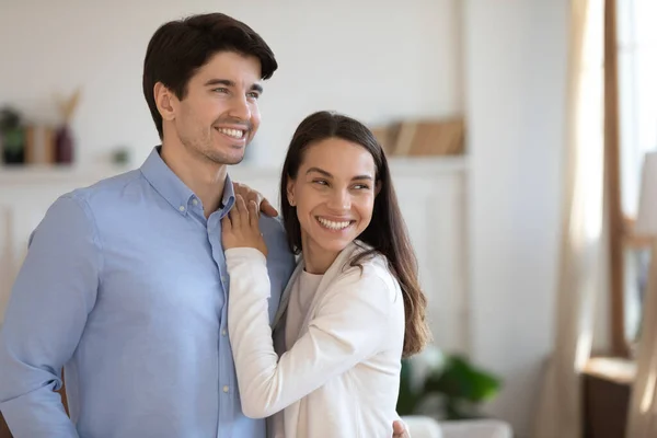 Verträumt positives junges Paar genießt Zeit in neuer Wohnung. — Stockfoto