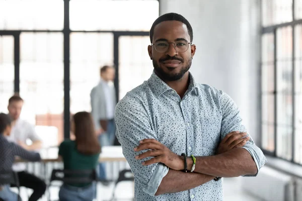 Huvudskott porträtt säker afroamerikansk affärsman bär glasögon — Stockfoto