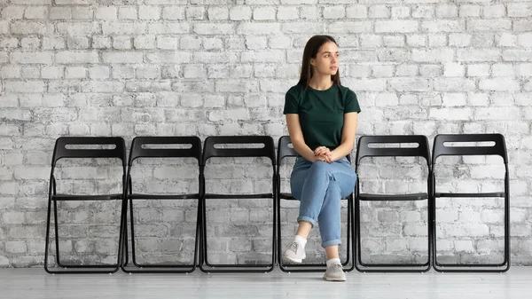 Zelfverzekerde vrouwelijke kandidaat wachtend op sollicitatiegesprek in lege zaal — Stockfoto
