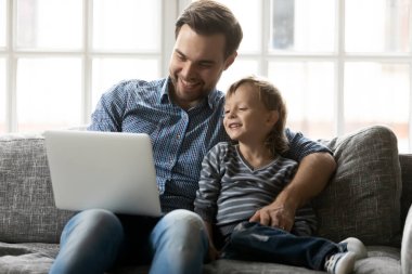 Mutlu iki kuşak aile komik çizgi filmler izlemekten zevk alıyor..