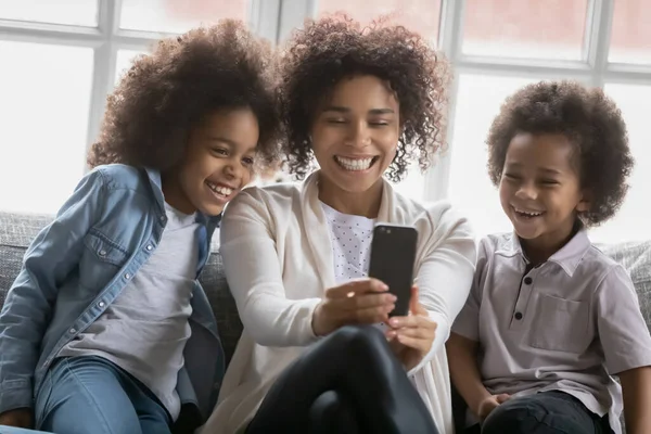 Sourire biracial mère avoir amusant faire selfie avec les enfants — Photo