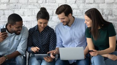 Dost canlısı farklı adaylar konuşuyor, mobil cihazlar kullanıyor, röportaj için bekliyor.