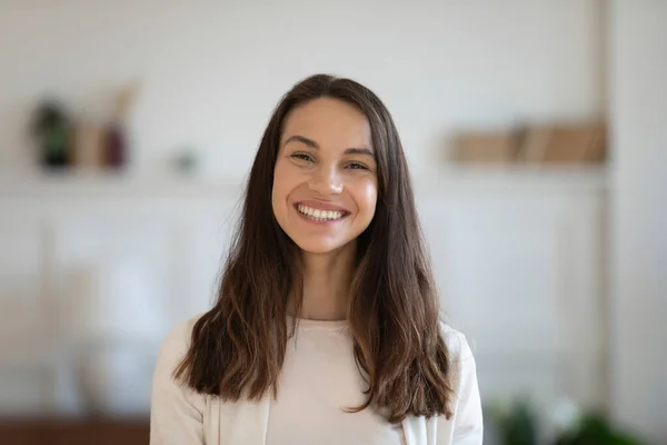 Profilbild einer lächelnden attraktiven Mischlingsfrau. — Stockfoto