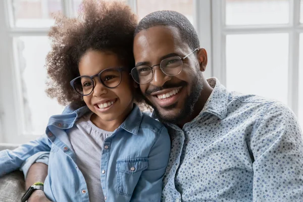 Gelukkig biracial vader en kleine dochter knuffelen — Stockfoto