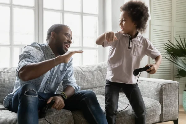 Excité biracial papa et petit fils jouer à des jeux vidéo — Photo