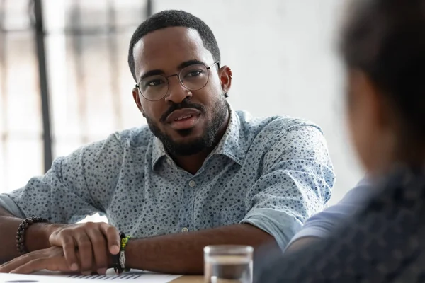 Närbild säker afroamerikansk affärsman diskuterar projekt på mötet — Stockfoto