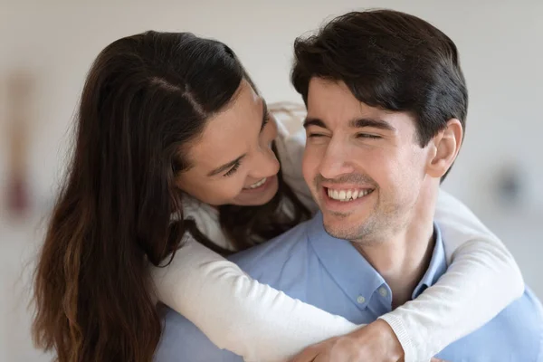 Hermosa mujer de raza mixta abrazando marido guapo feliz. —  Fotos de Stock
