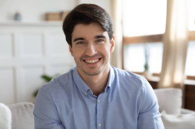 Kanepede oturan yakışıklı bir gencin profil fotoğrafı..