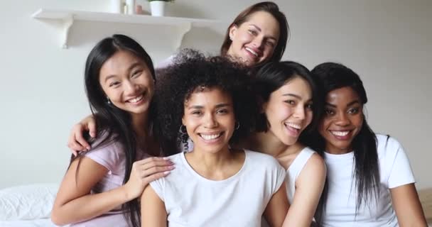 Feliz sonrisa milenaria amigas disfrutando de la fiesta de pijama. — Vídeos de Stock