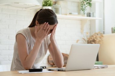 Avuçlarda saklanan çok çalışan kadın serbest çalışan yorgun.