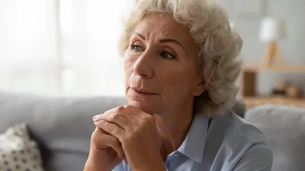 Anciana madura mujer de pelo gris perdida en pensamientos —  Fotos de Stock