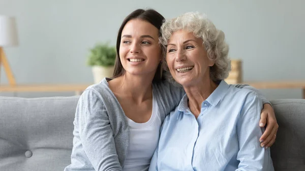 Glückliche verschiedene Generationen angenehme Frauen genießen stressfreie Zeit. — Stockfoto