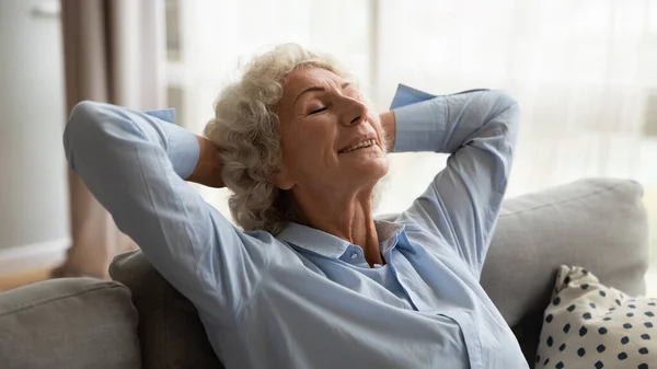Consapevole pensionato femminile dormire pisolino da solo in casa. — Foto Stock