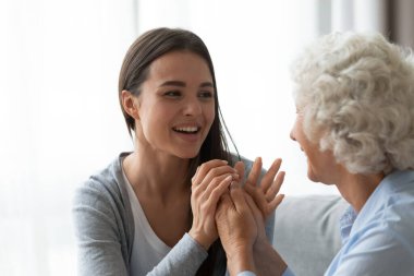 Komik sohbete dahil olan mutlu çok nesilli aile.