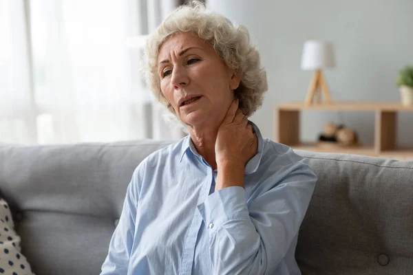 Malsano esausto maturo nonna massaggio collo. — Foto Stock