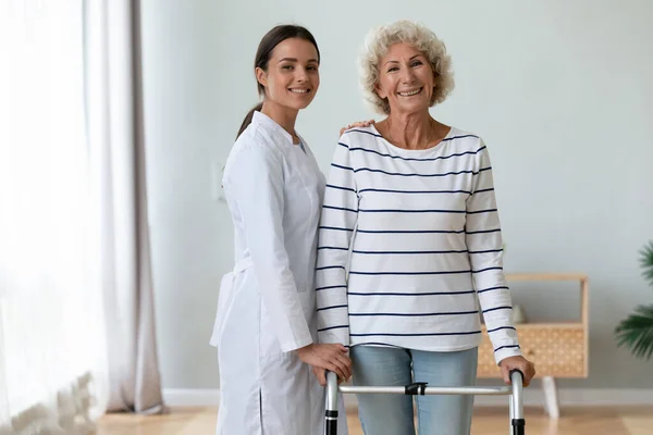 Ritratto di giovane medico felice con paziente anziano disabile. — Foto Stock