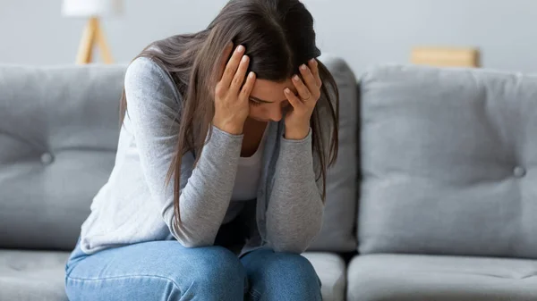 Разочарованная молодая женщина чувствует депрессию в одиночестве дома. — стоковое фото