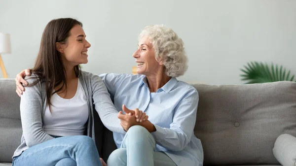 Positivo emocional diferentes gerações família desfrutando de momento terno dentro de casa . — Fotografia de Stock