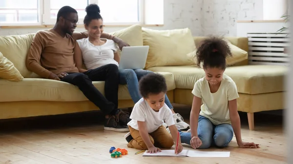 Famille africaine aimante de quatre personnes passant du temps libre à la maison — Photo