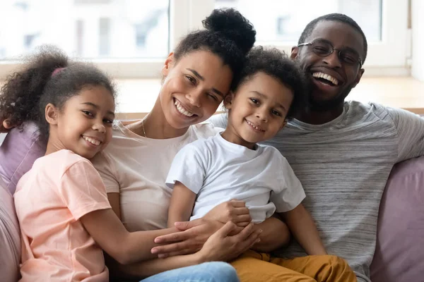 Οικογενειακό πορτρέτο του ευτυχισμένου αφρικανού πατέρα, της μαμάς και των δύο παιδιών. — Φωτογραφία Αρχείου