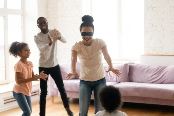 Padres y niños africanos jugando a las escondidas en casa — Foto de Stock