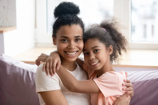 Feliz madre africana cariñosa posando para el retrato con hija preadolescente — Foto de Stock