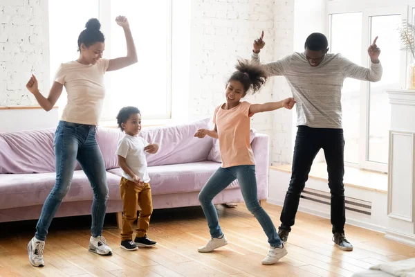 Aktive schwarze Familie mit Kindern tanzt zu Hause — Stockfoto