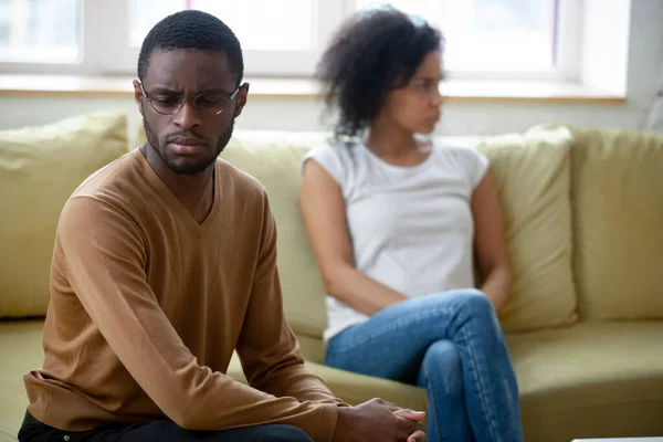 Triste enojado africano casado pareja ignorando uno al otro después de disputa — Foto de Stock