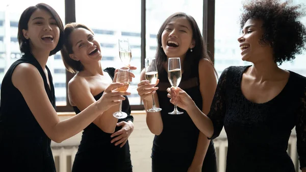 Vier elegante multiethnische Mädchen mit Champagnergläsern feiern Junggesellenabschied — Stockfoto