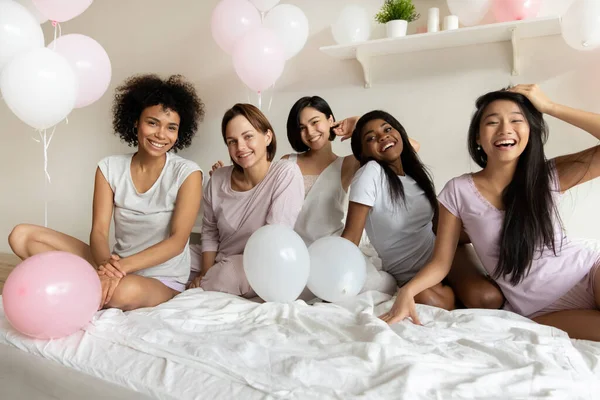 Cinque 25s multi-etniche donne che indossano pigiama godono di pigiama party soiree — Foto Stock