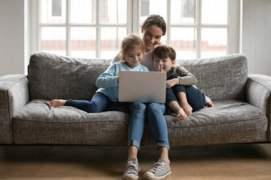 Mutlu çocuklar anneleriyle bilgisayar uygulaması kullanmaktan zevk alıyorlar..