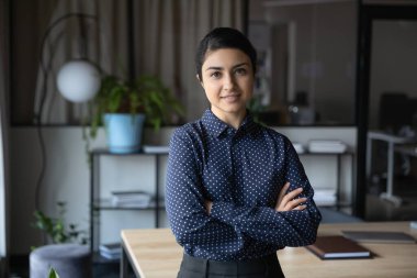 Kendine güvenen Hintli genç iş kadınının profil portresi.