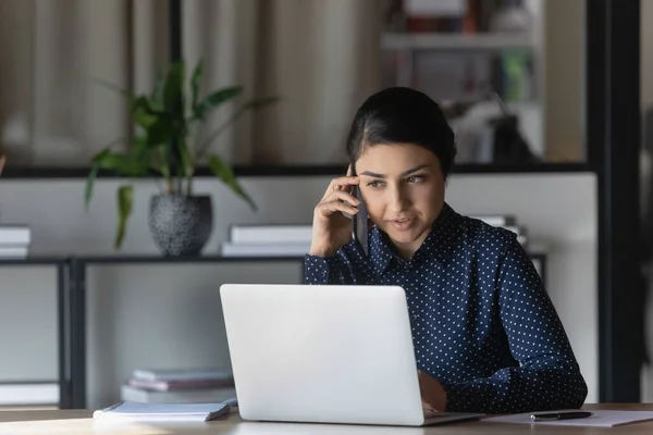 Feliz joven india étnica empresaria sosteniendo llamada de teléfono móvil. —  Fotos de Stock