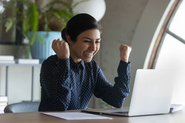 Emocional eufórico jovem indiana empresária étnica olhando para a tela do laptop . — Fotografia de Stock