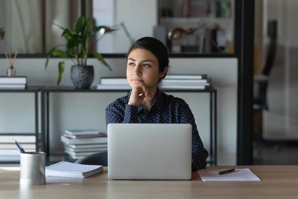 Soñadora pensativa joven india étnica empresaria pensando en desafíos profesionales. — Foto de Stock